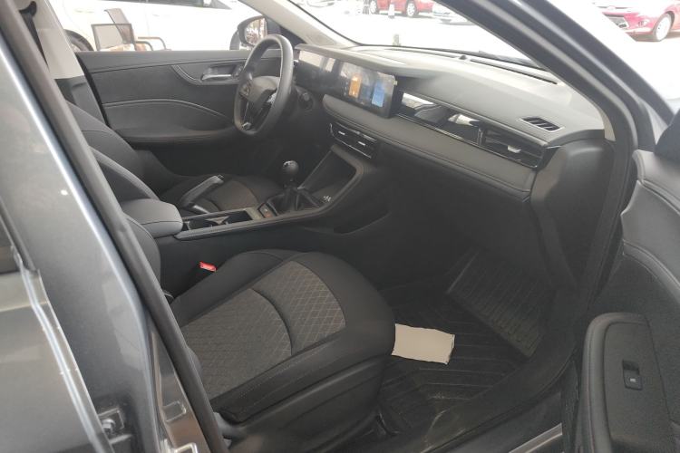 Used Roewe i5 2026 Model 1.5L Manual Comfort Version