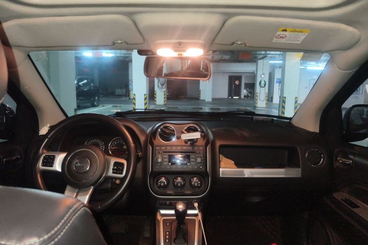 Used Jeep Compass 2014 Revised Version 2.4L Four-Wheel Drive Comfort Edition Center Console