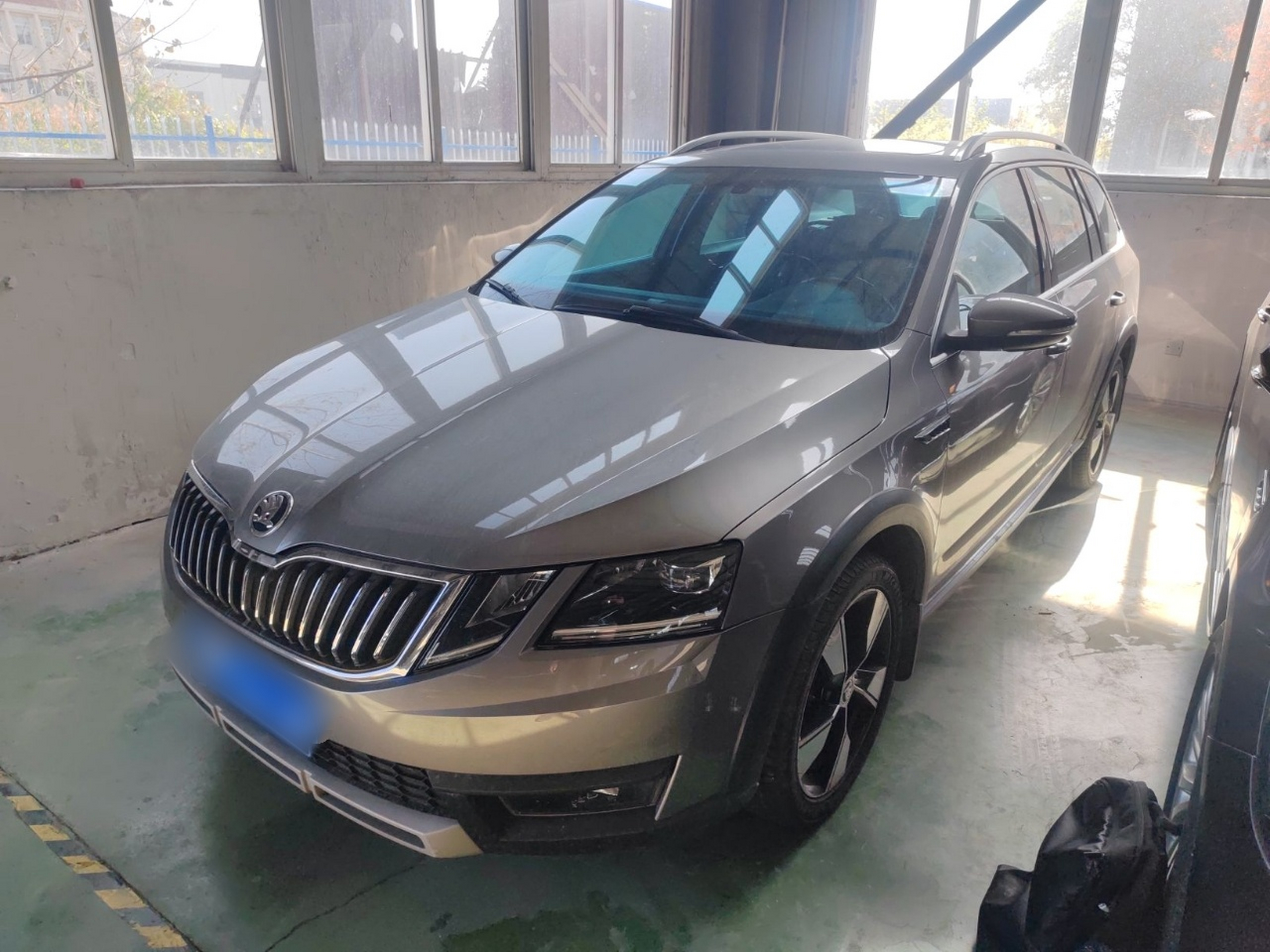 Под передней частью автомобиля