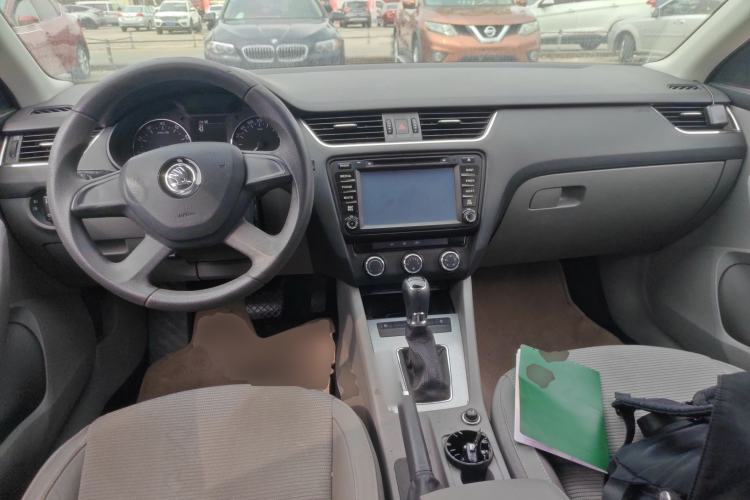 Used Skoda Octavia 2015 1.6L Automatic Eado Edition Center Console