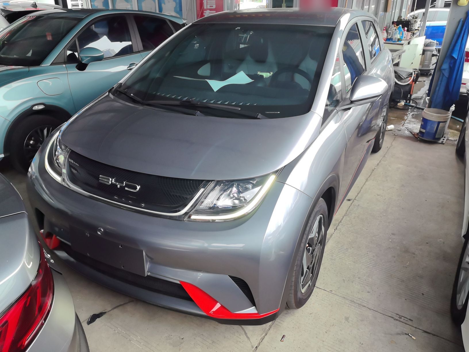 Под передней частью автомобиля