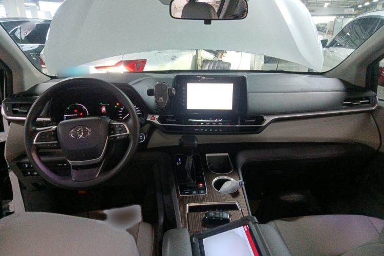 Used Toyota Granvia 2023 2.5L Hybrid Comfort Edition
