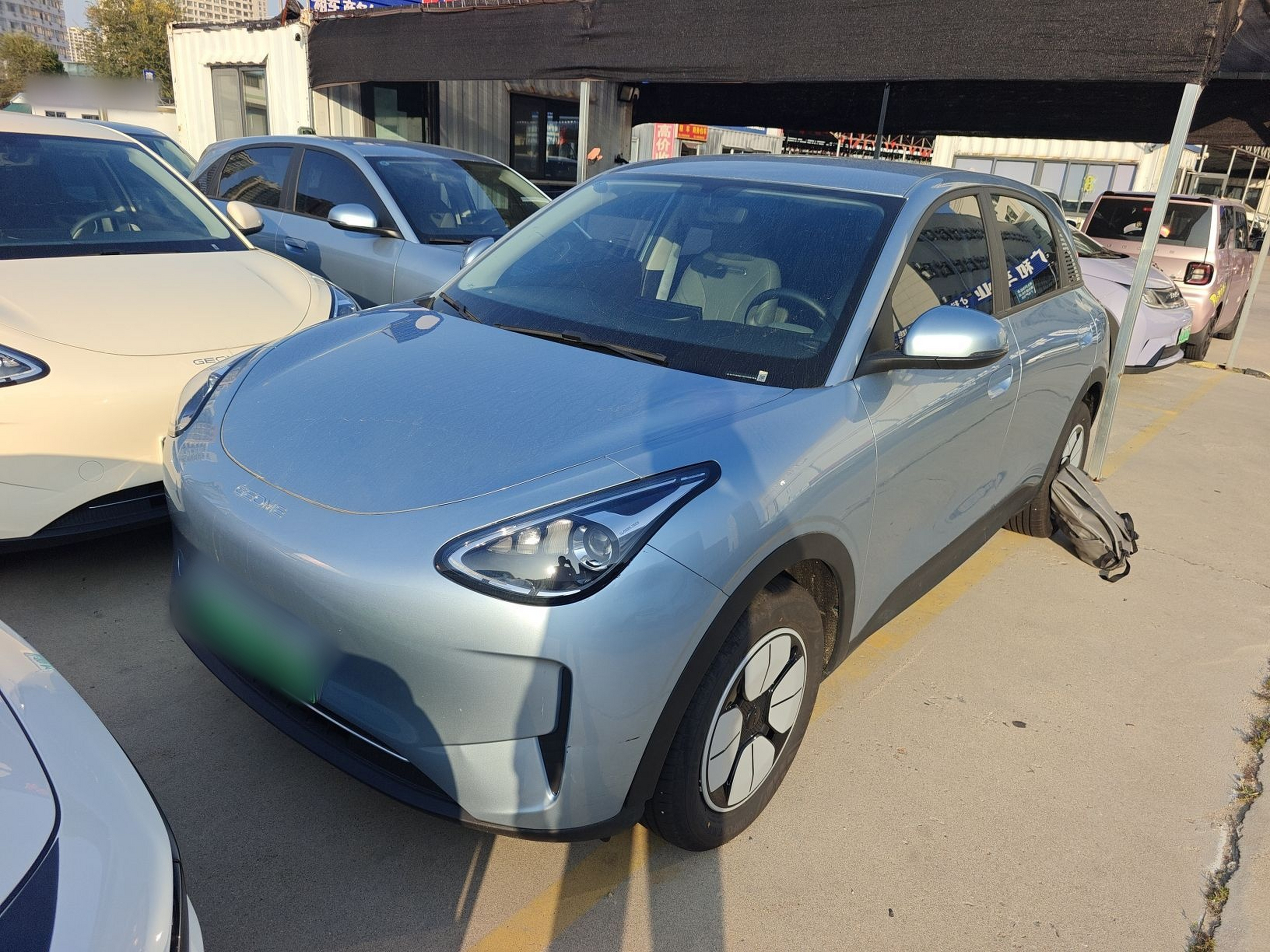 Под передней частью автомобиля