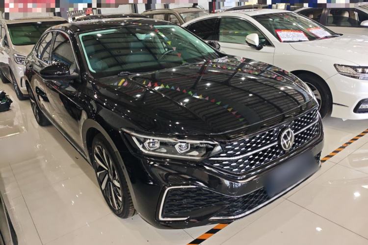 Used Volkswagen Passat 2022 330TSI Starry Luxury Edition Front Right 45 Deg