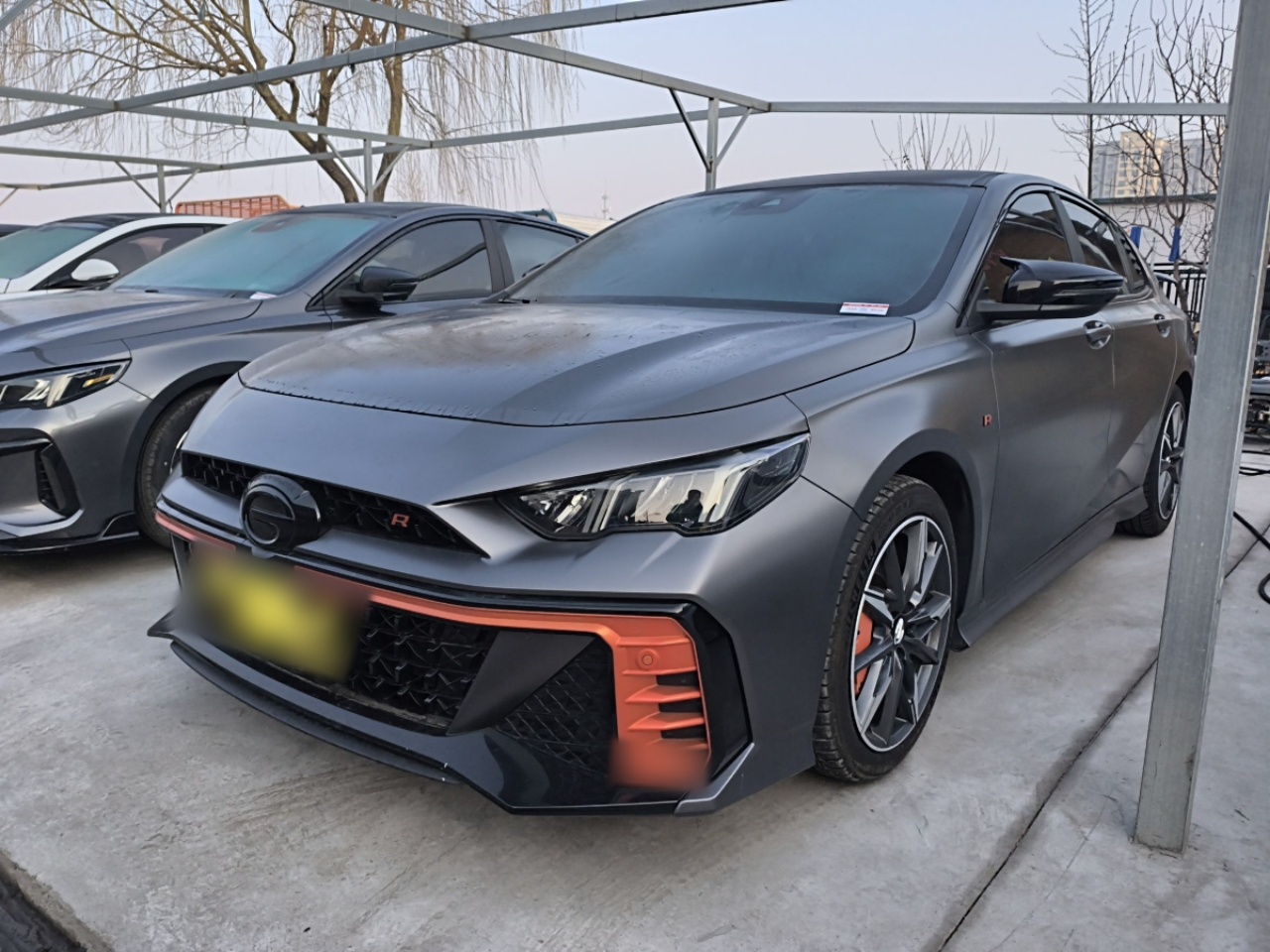 Под передней частью автомобиля