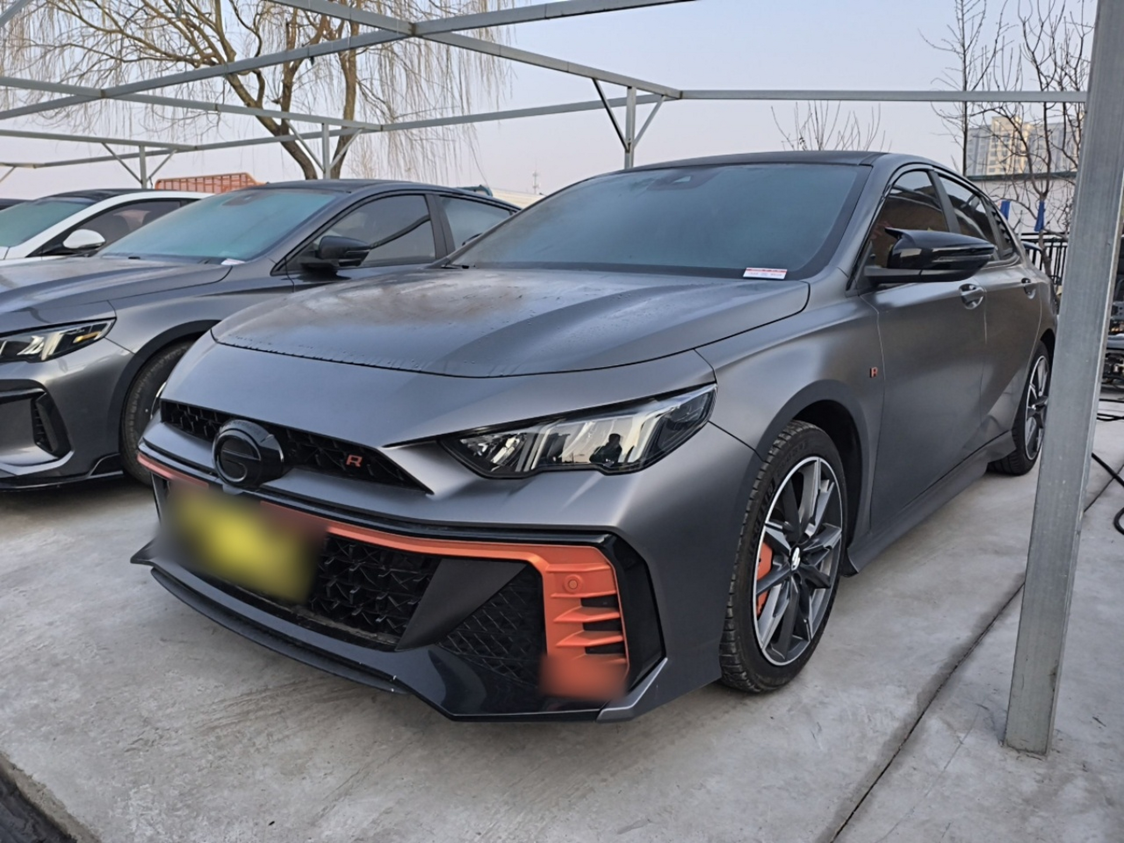 Под передней частью автомобиля