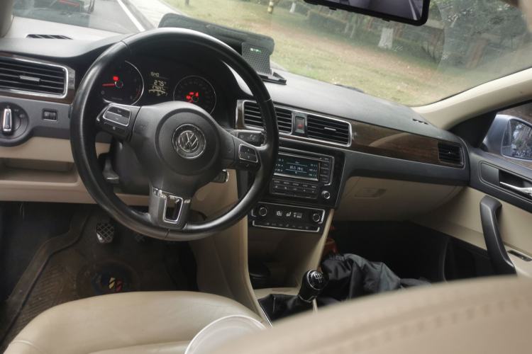 Used Volkswagen Santana 2013 1.6L Manual Luxury Edition Center Console
