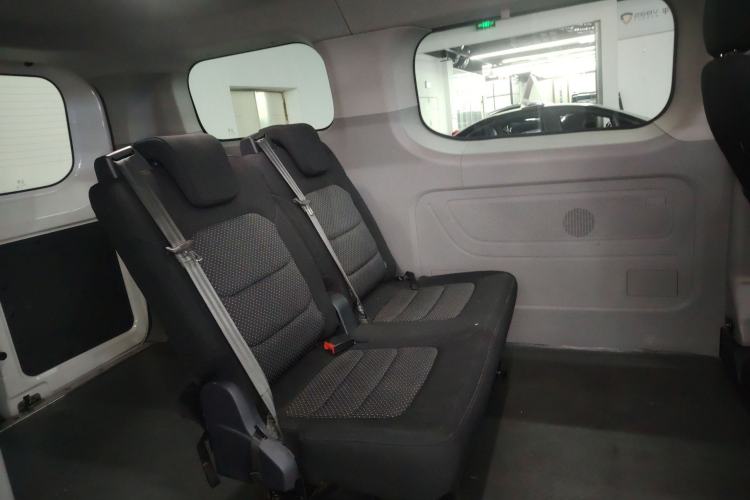 Used SAIC MAXUS Xintu V70 2023 2.0T Elite Edition Automatic Short Wheelbase Low Roof – 5/6 Seats