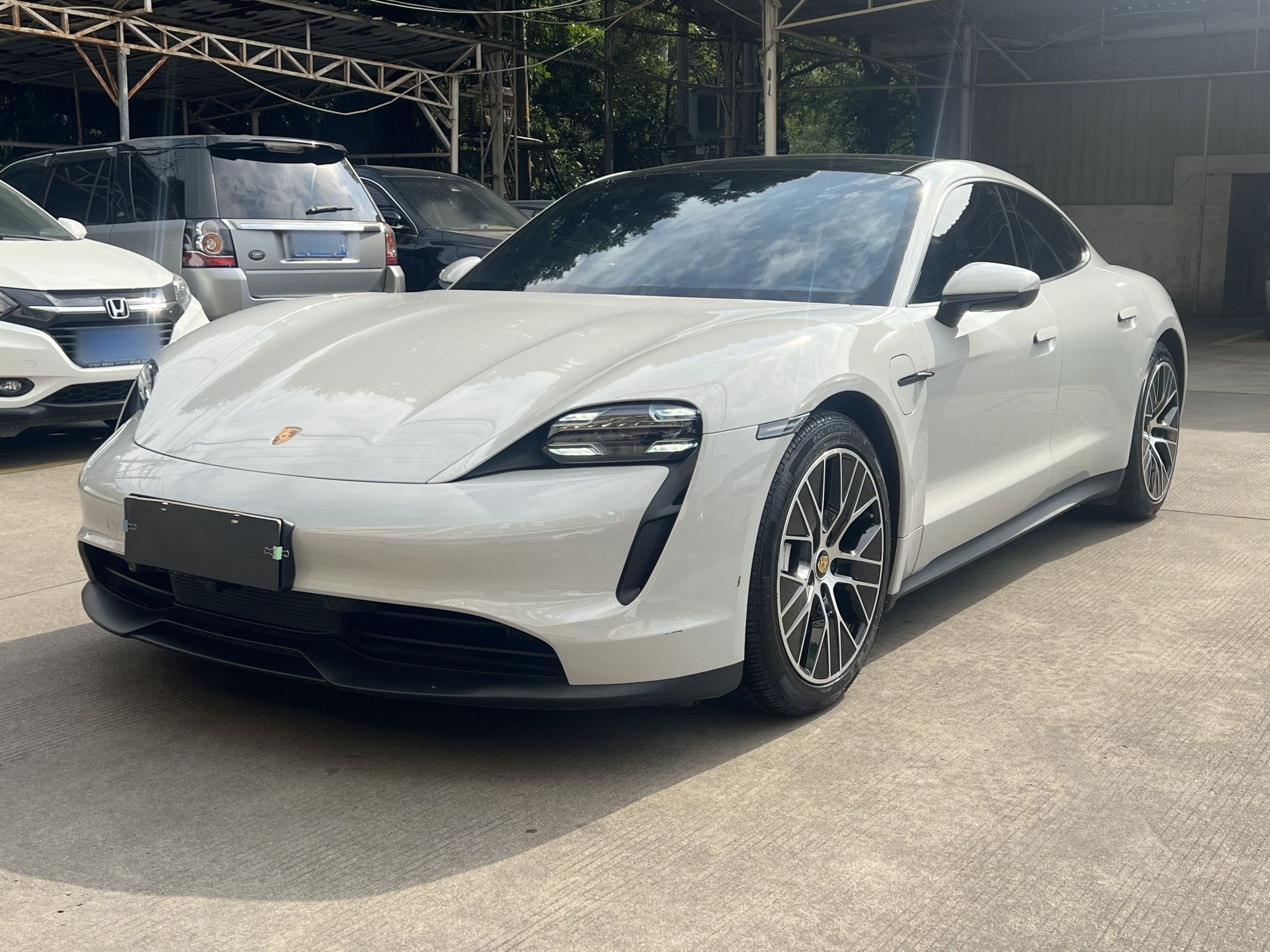 Под передней частью автомобиля