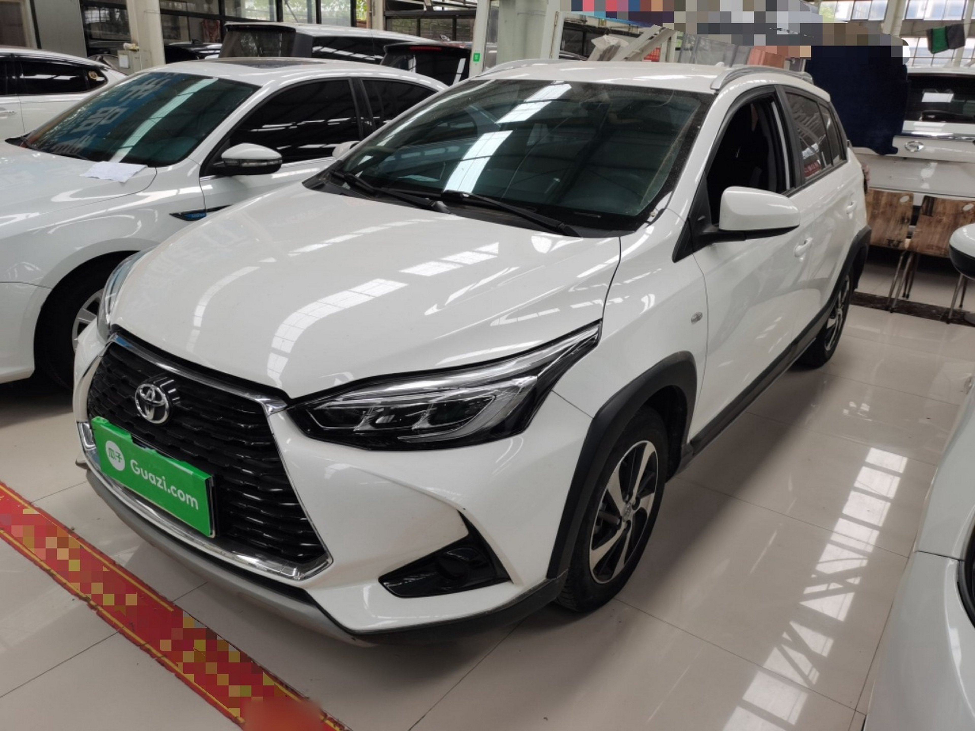 تحت مقدمة السيارة