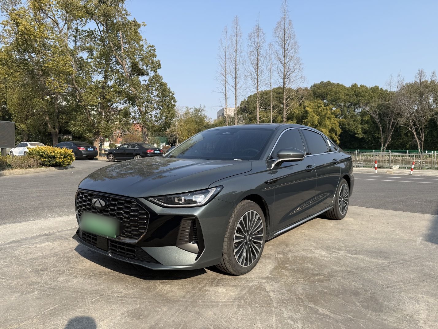 Под передней частью автомобиля