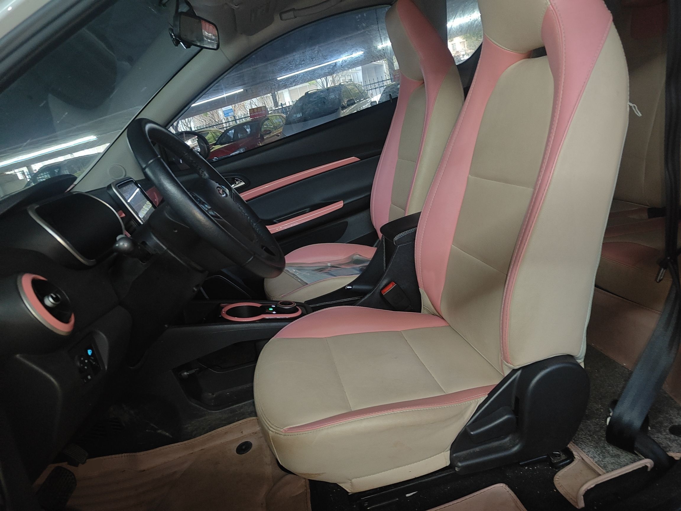 المقاعد الأمامية داخل السيارة