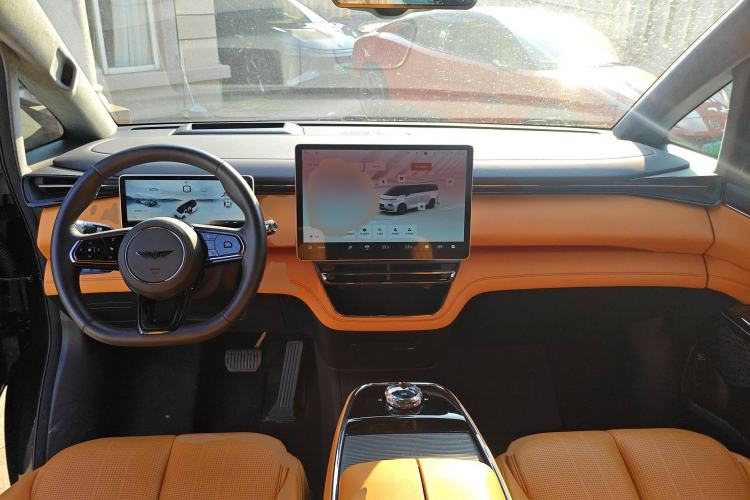 Used Geely Galaxy LEVC L380 2024 140-Degree 6-Seater All-Wheel-Drive Ultra