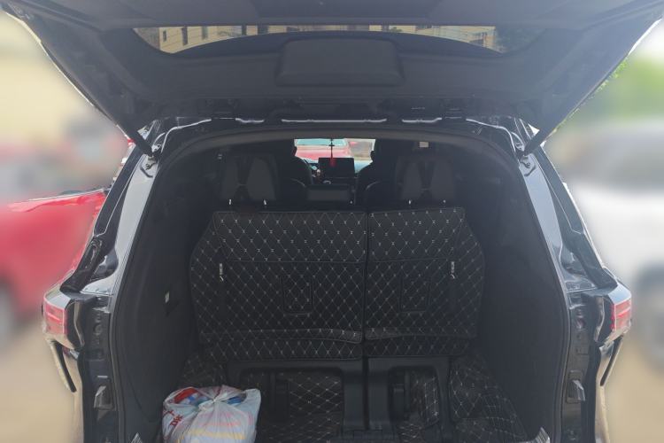 Used Toyota SIENNA 2023 2.5L Hybrid Deluxe Edition Trunk