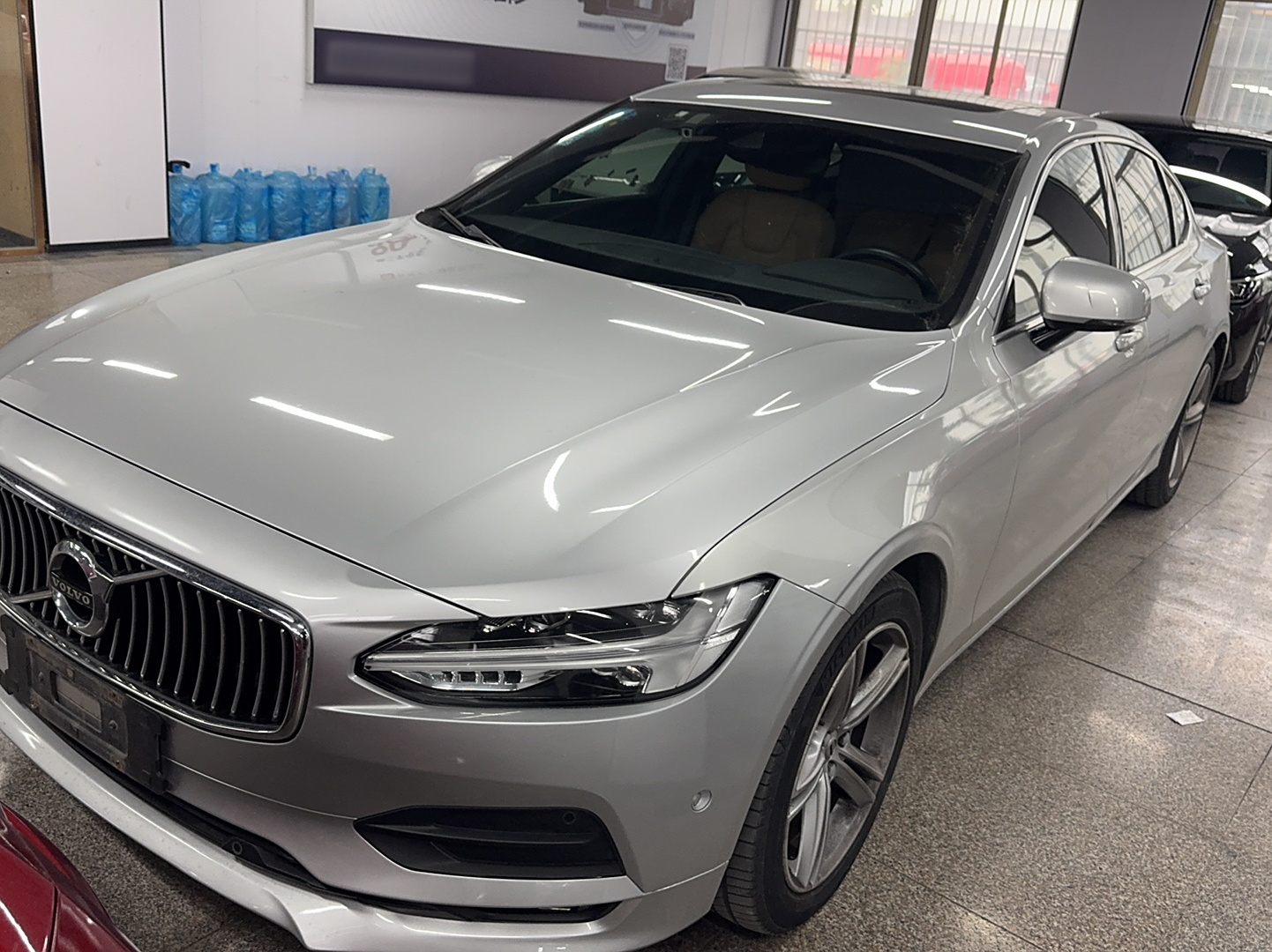 تحت مقدمة السيارة