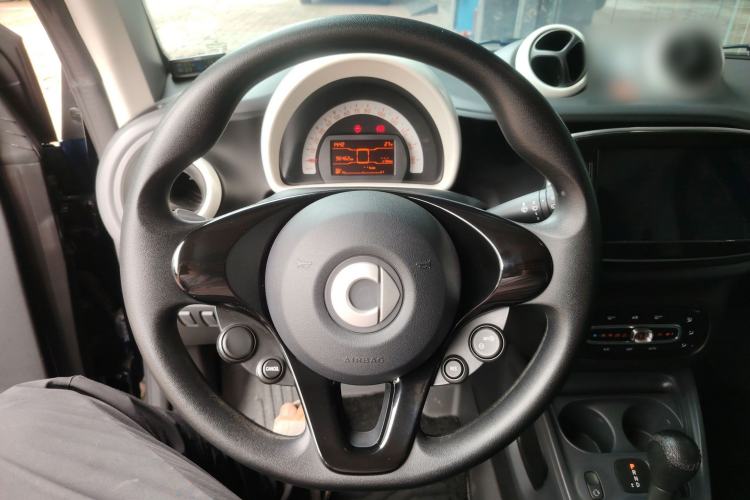 Used smart fortwo 2015 1.0L 52 kW hardtop Dynamic version
