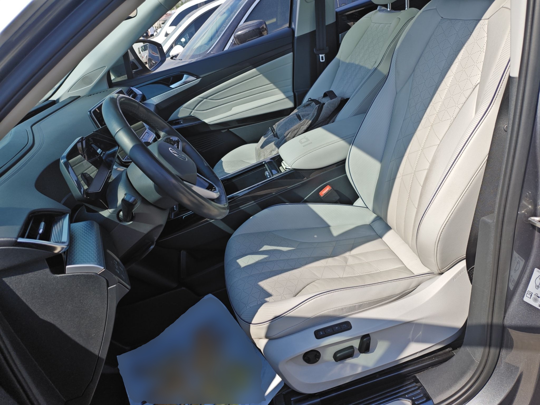 المقاعد الأمامية داخل السيارة