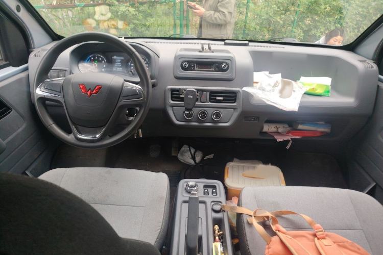 Used Wuling Yangguang 2024 300KM Comfort Version Passenger Van 75kW
