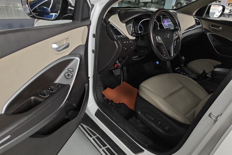 Used Hyundai Santa Fe 2013 2.4L Automatic 4x4 Smart Version Driver Seat