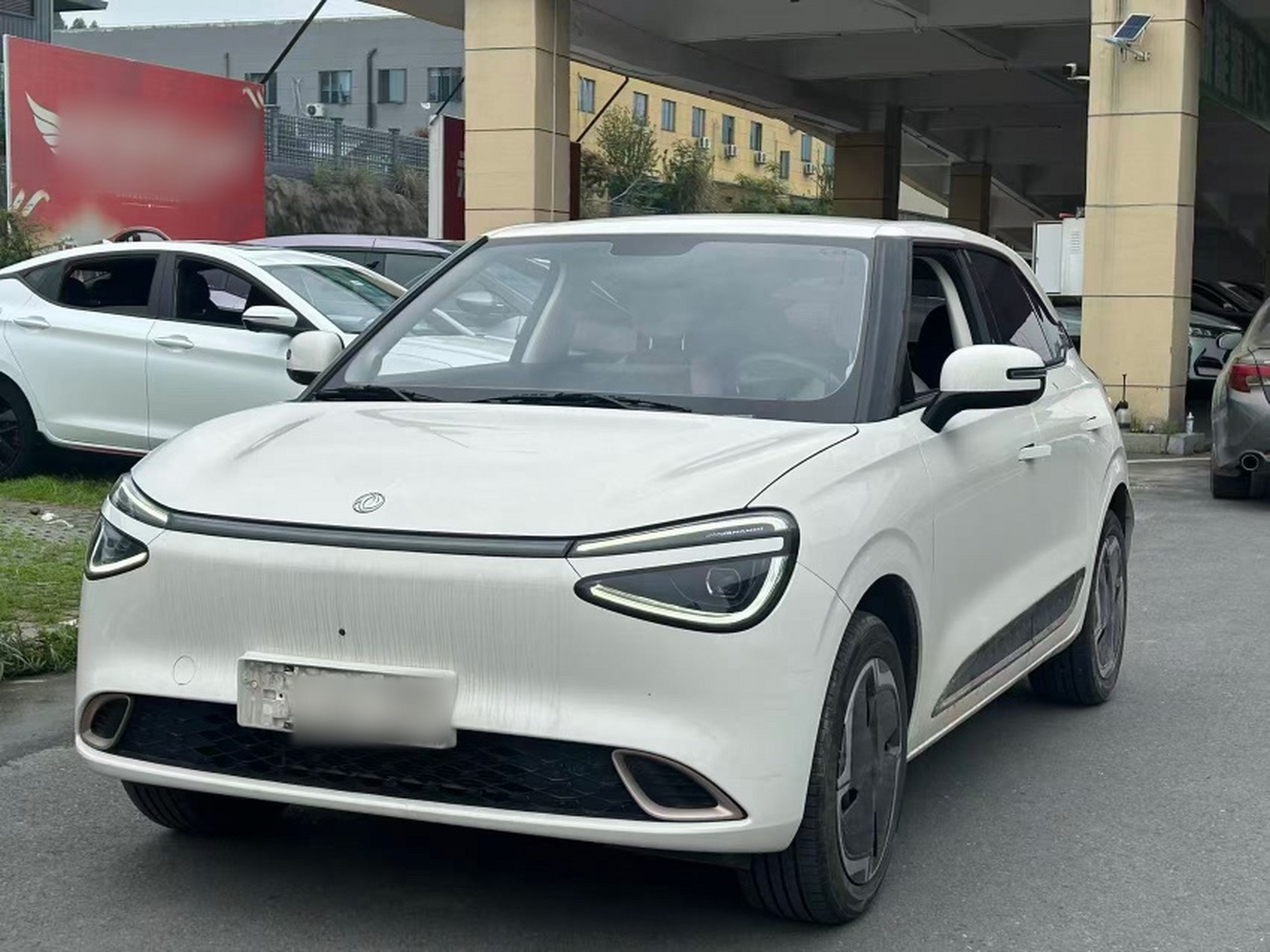 Под передней частью автомобиля