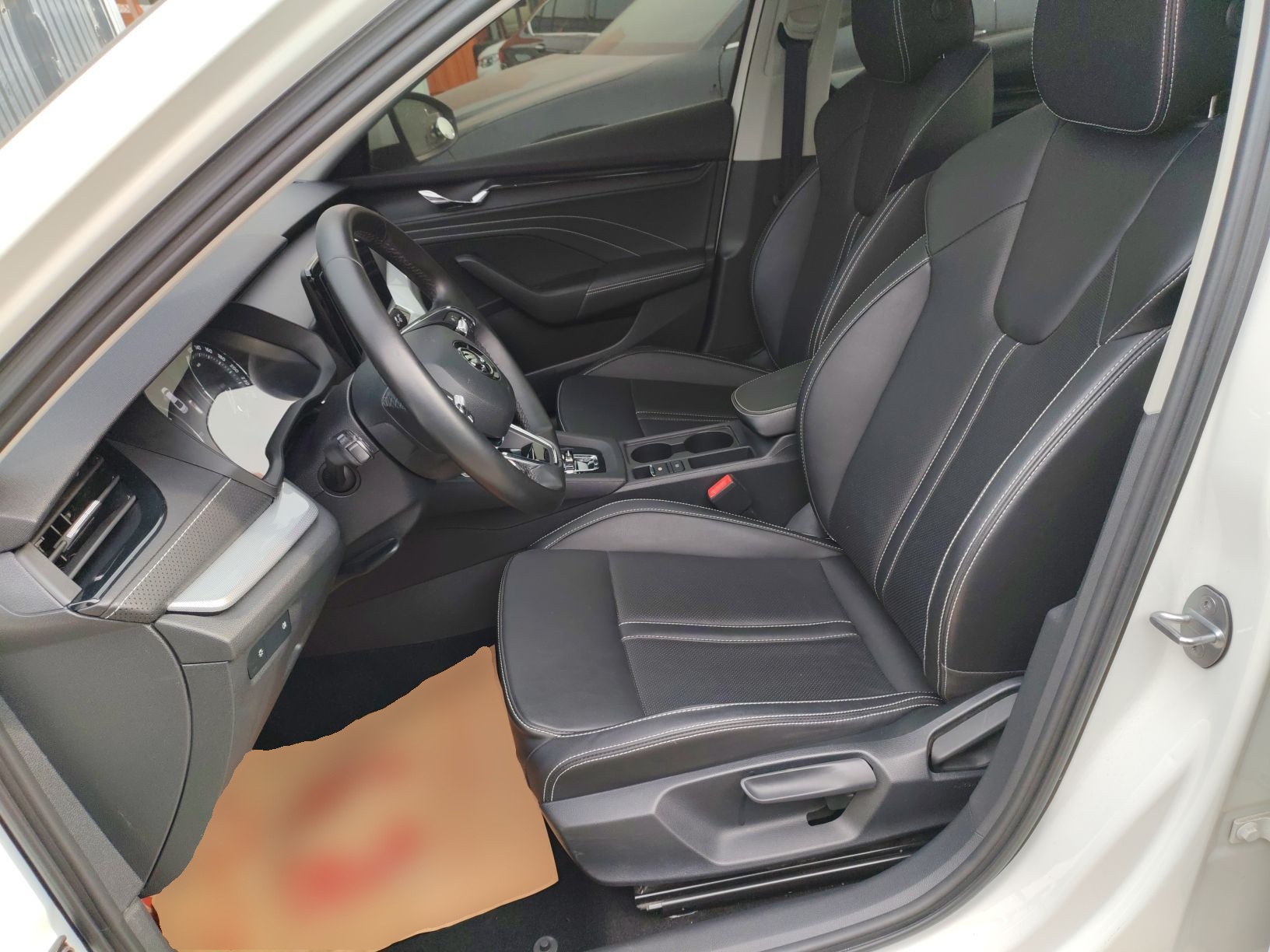 Переднее сиденье в автомобиле