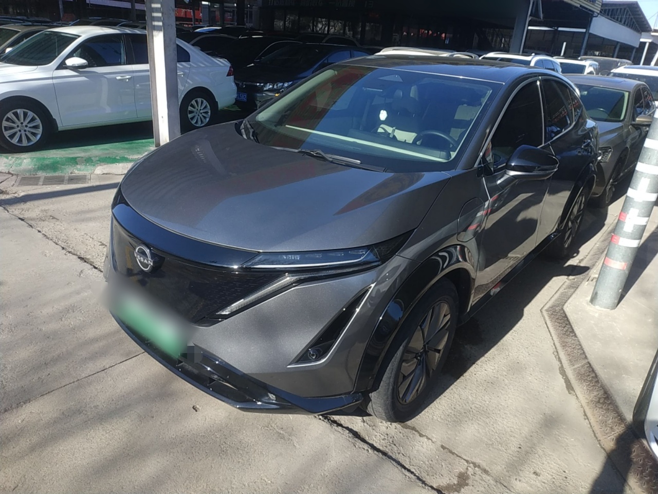 Под передней частью автомобиля