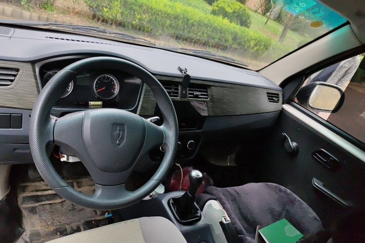 Used Jinbei Hiace X30 2023 1.5L Super-Enjoyment Van 2/5 Seats Non-Air-Conditioned Version SWC15M Center Console