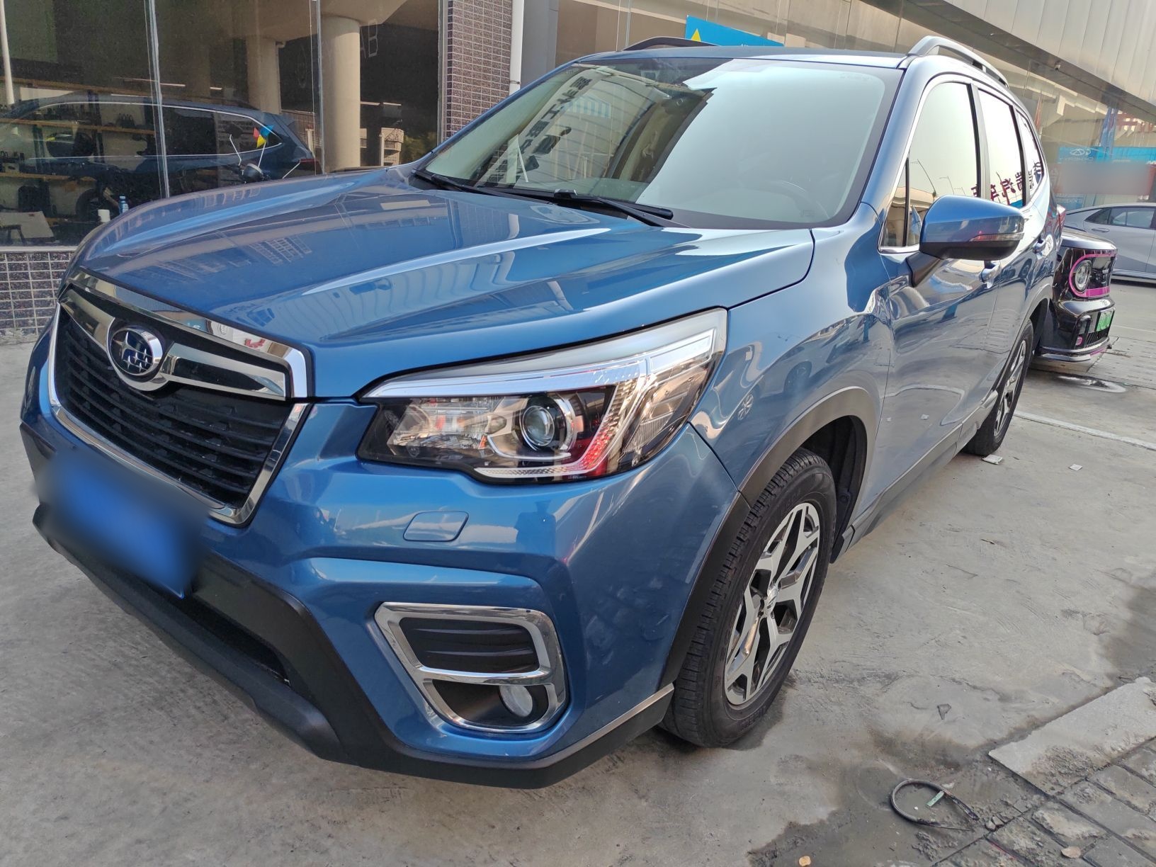 تحت مقدمة السيارة