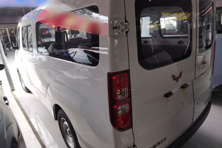 Used Wuling Yangguang 2024 300KM Comfort Version Passenger Van 75kW