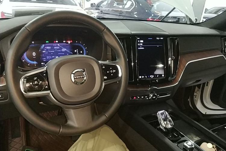 Used Volvo XC60 2022 B5 4x4 Smart Luxury Edition