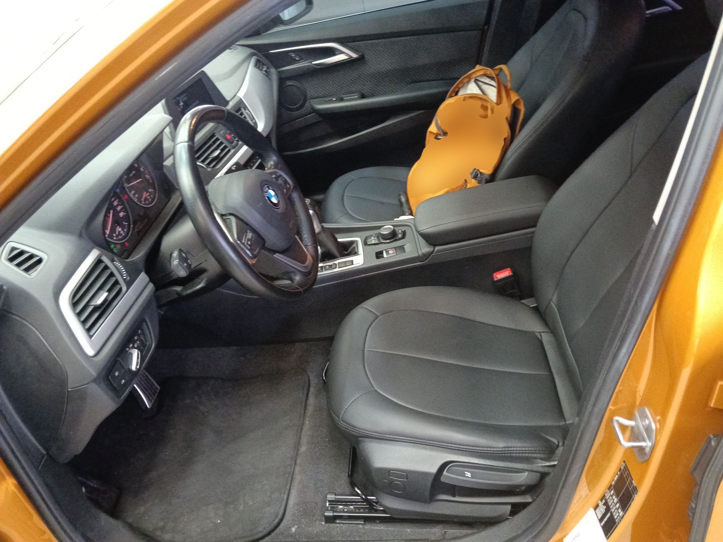 Переднее сиденье в автомобиле