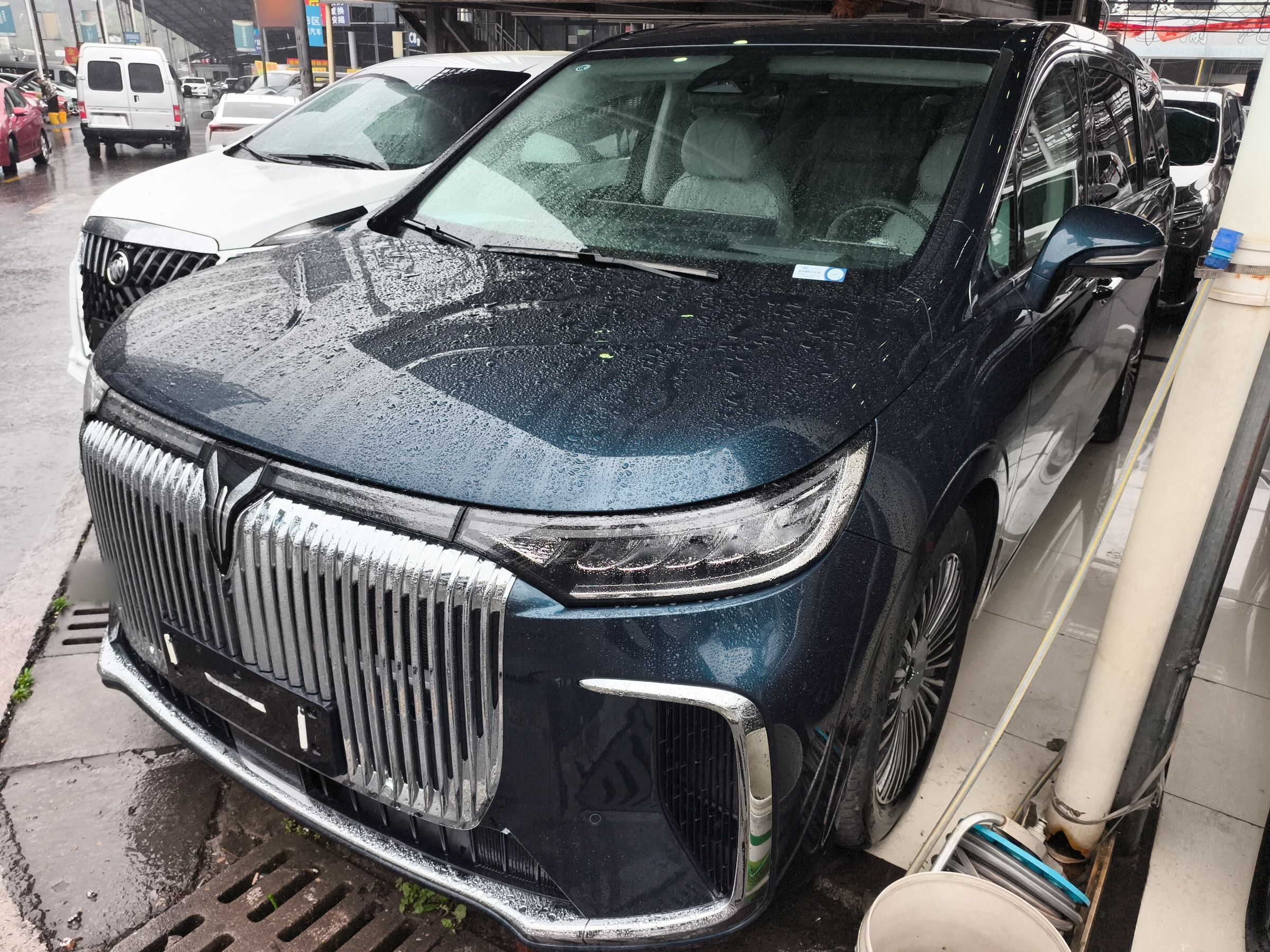 Под передней частью автомобиля