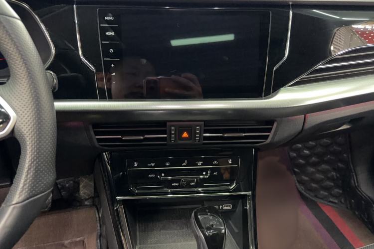 Used Volkswagen Passat 2023 Facelift 330TSI Luxury Edition Audio And AC Panel