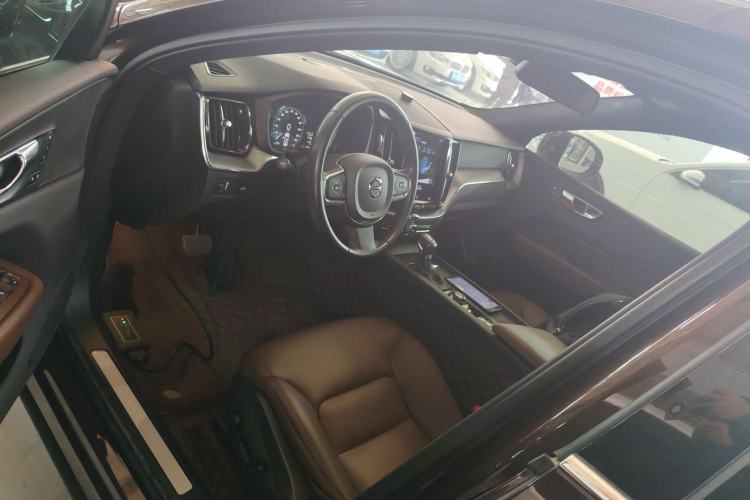 Used Volvo XC60 2021 T5 4x4 Smart Luxury Edition
