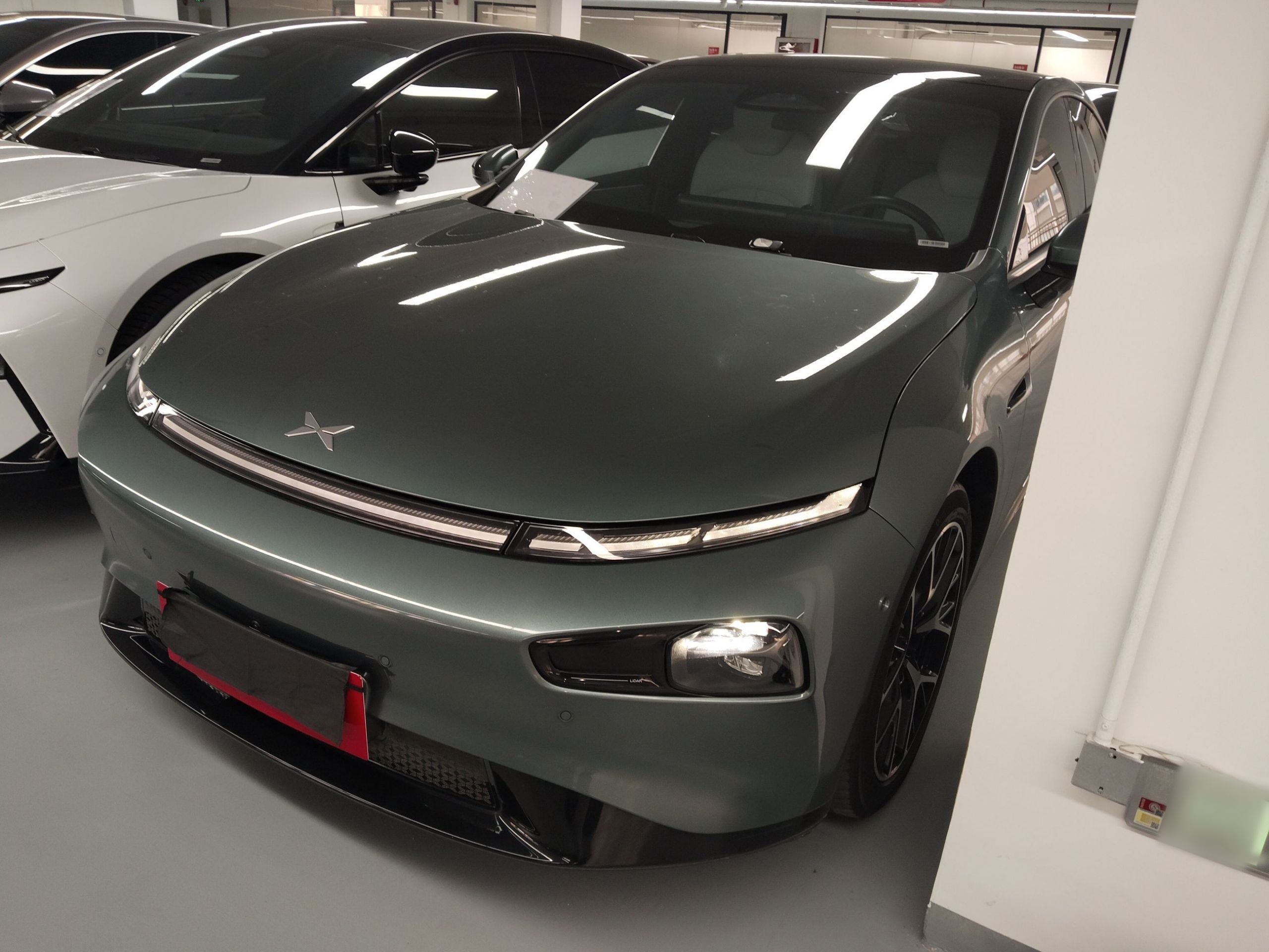 Под передней частью автомобиля