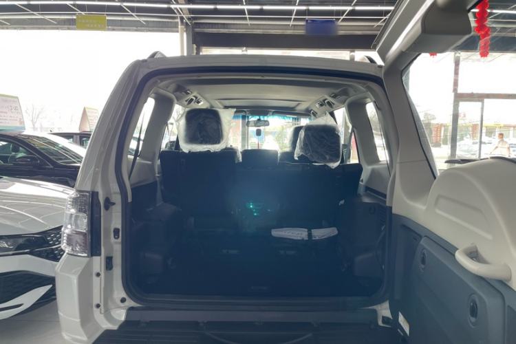 Used Mitsubishi Pajero  Interior 7