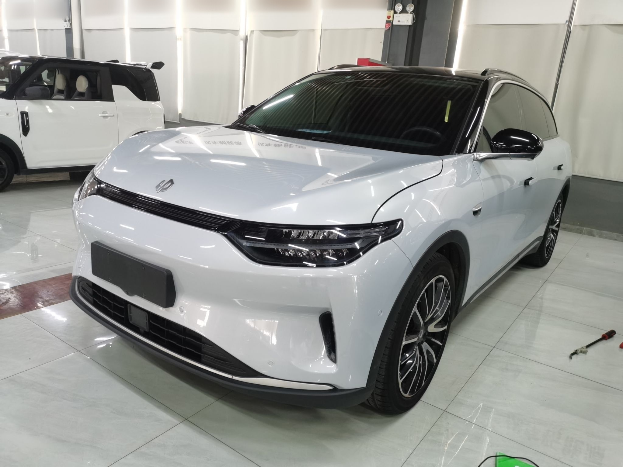 تحت مقدمة السيارة