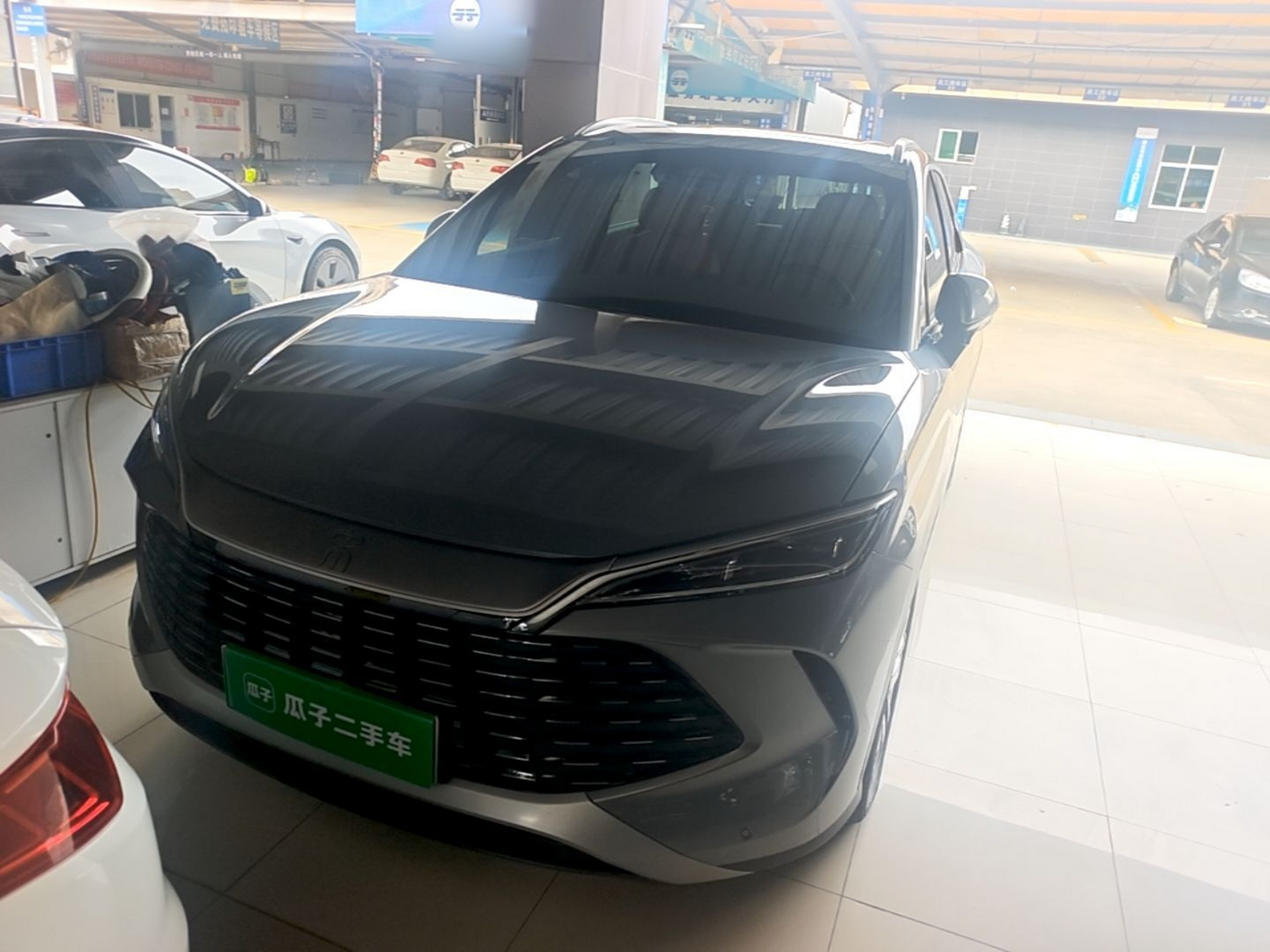 Под передней частью автомобиля