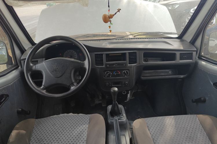 Used Wuling Zhiguang 2023 1.5L Practical Version 5/7 Seats Center Console