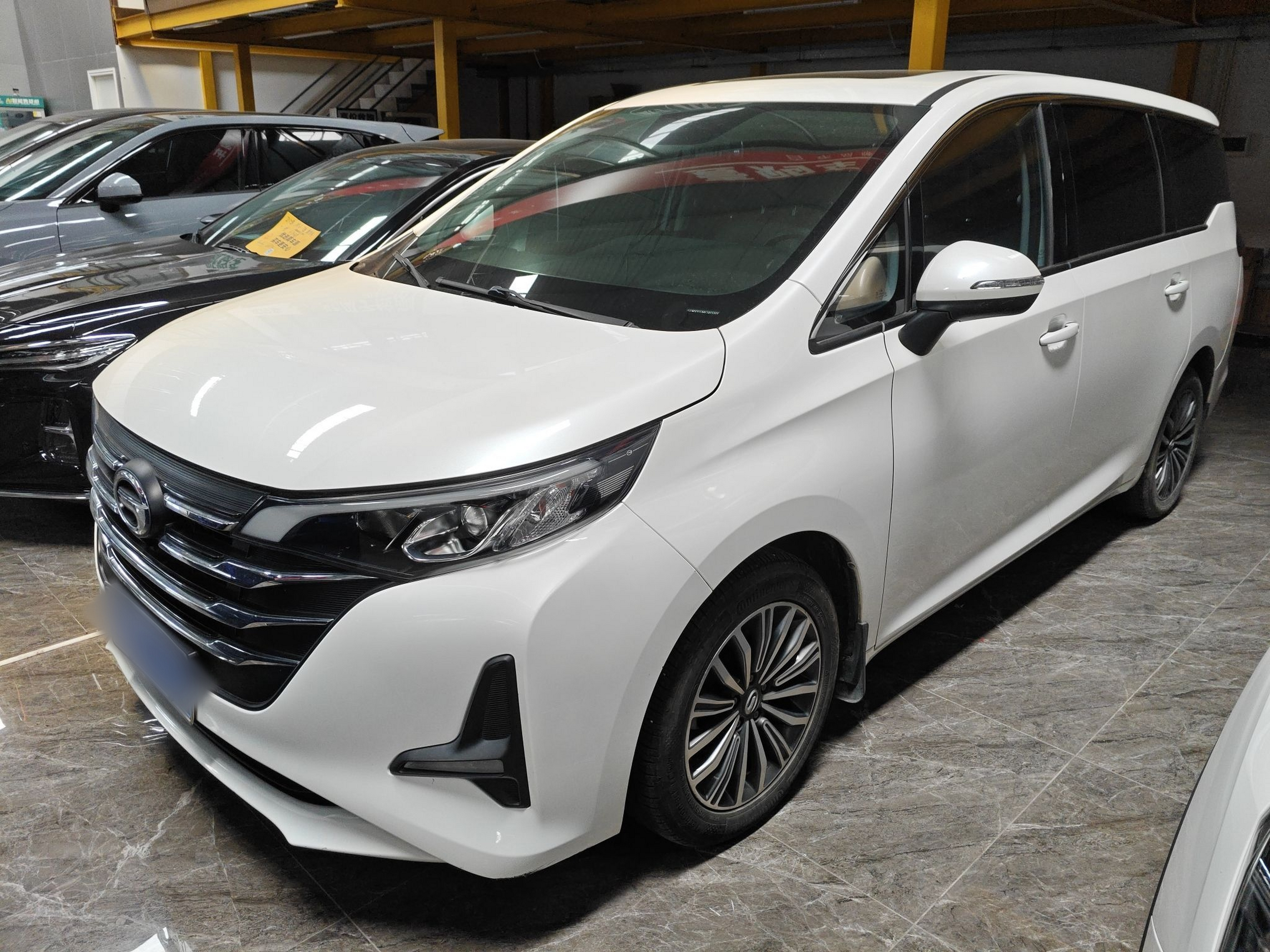 Под передней частью автомобиля