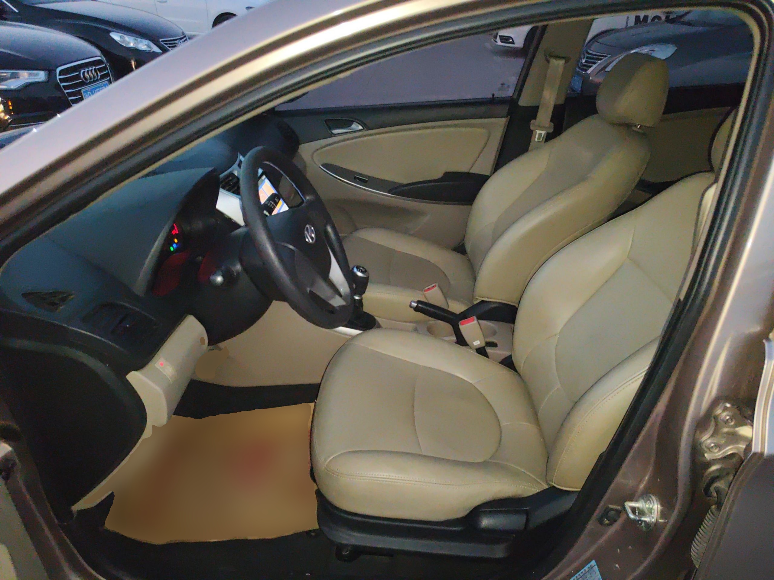 المقاعد الأمامية داخل السيارة