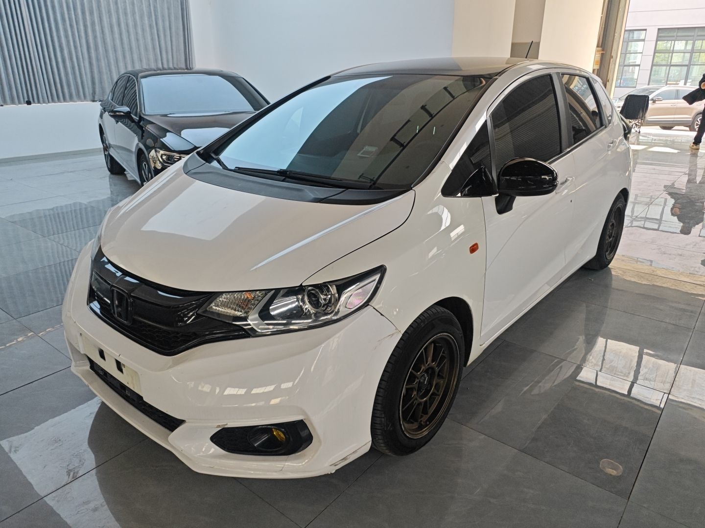 تحت مقدمة السيارة