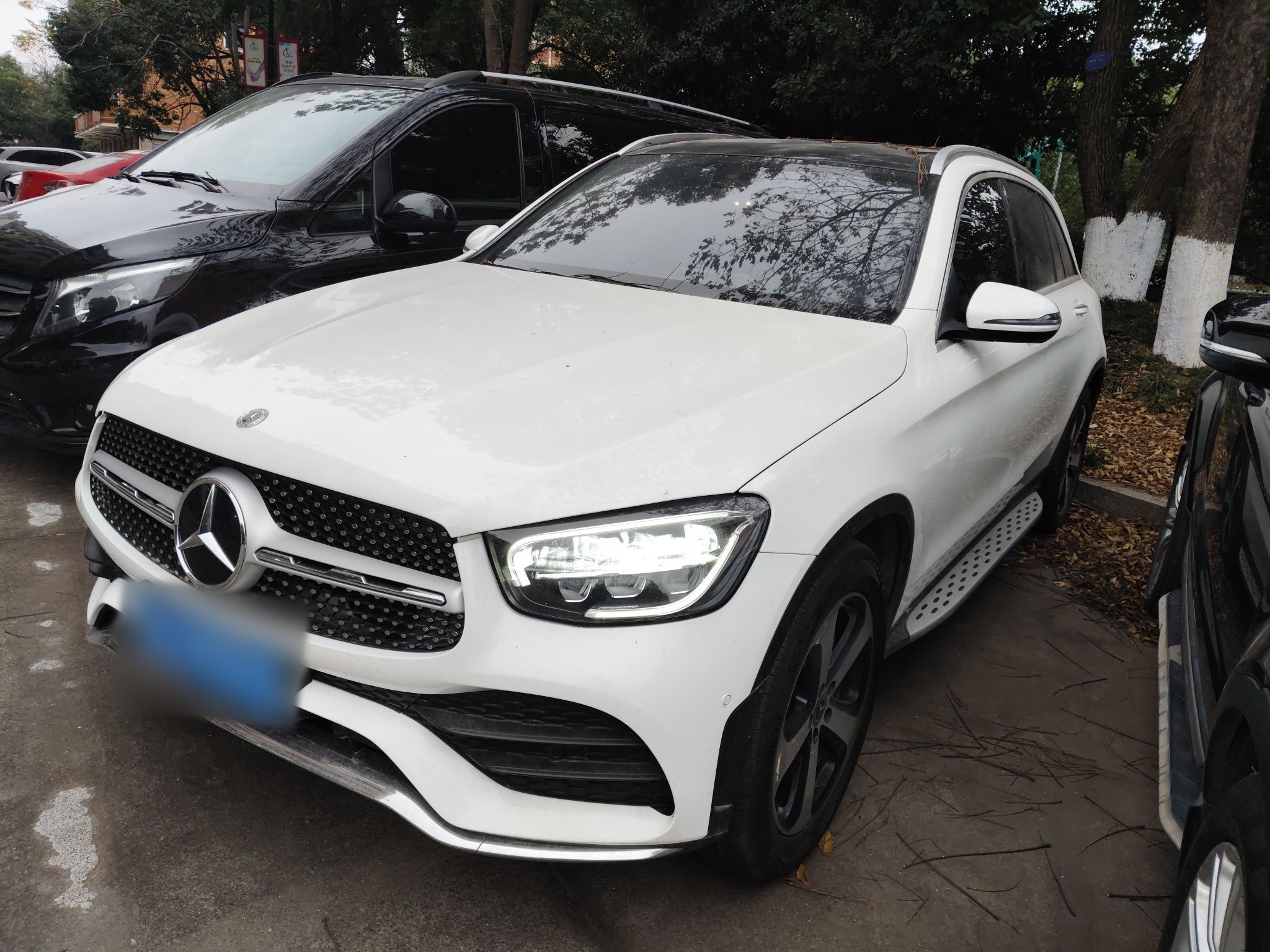 Под передней частью автомобиля