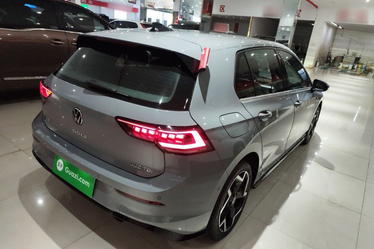 Used Volkswagen Golf 2025 Facelift 300TSI R-Line Rear Right 45 Deg