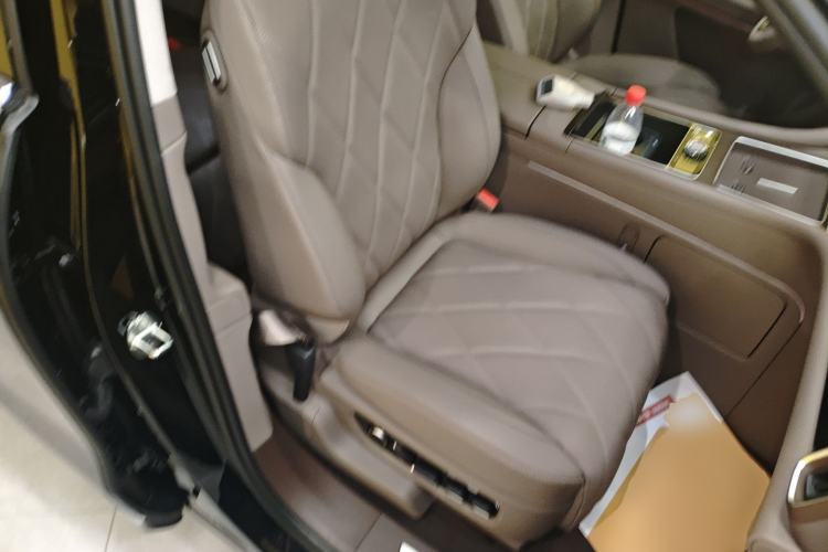 Used Hima AITO M9 2025 Extended-Range Ultra Version 52 kWh 6-Seater Right Front Seat