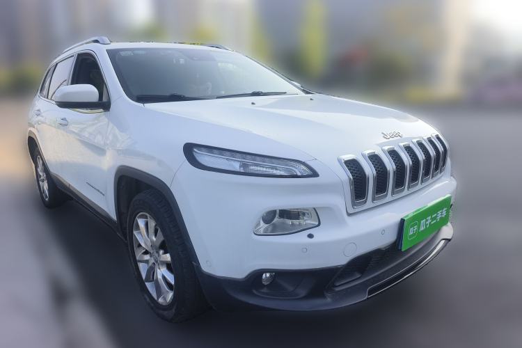 Used Jeep Cherokee 2014 2.4L Luxury Edition Front Right 45 Deg