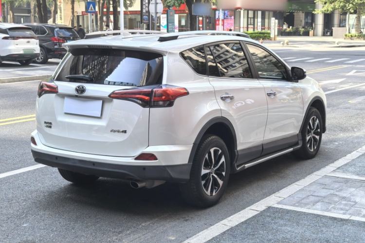 Used Toyota RAV4 2016 2.0L CVT Two-Wheel Drive Fashion Edition China V Standard
