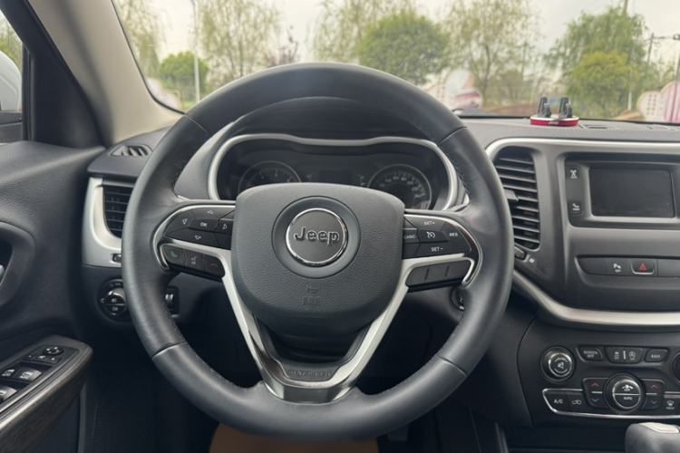 Used Jeep Cherokee 2016 2.4L Professional Edition Interior 6