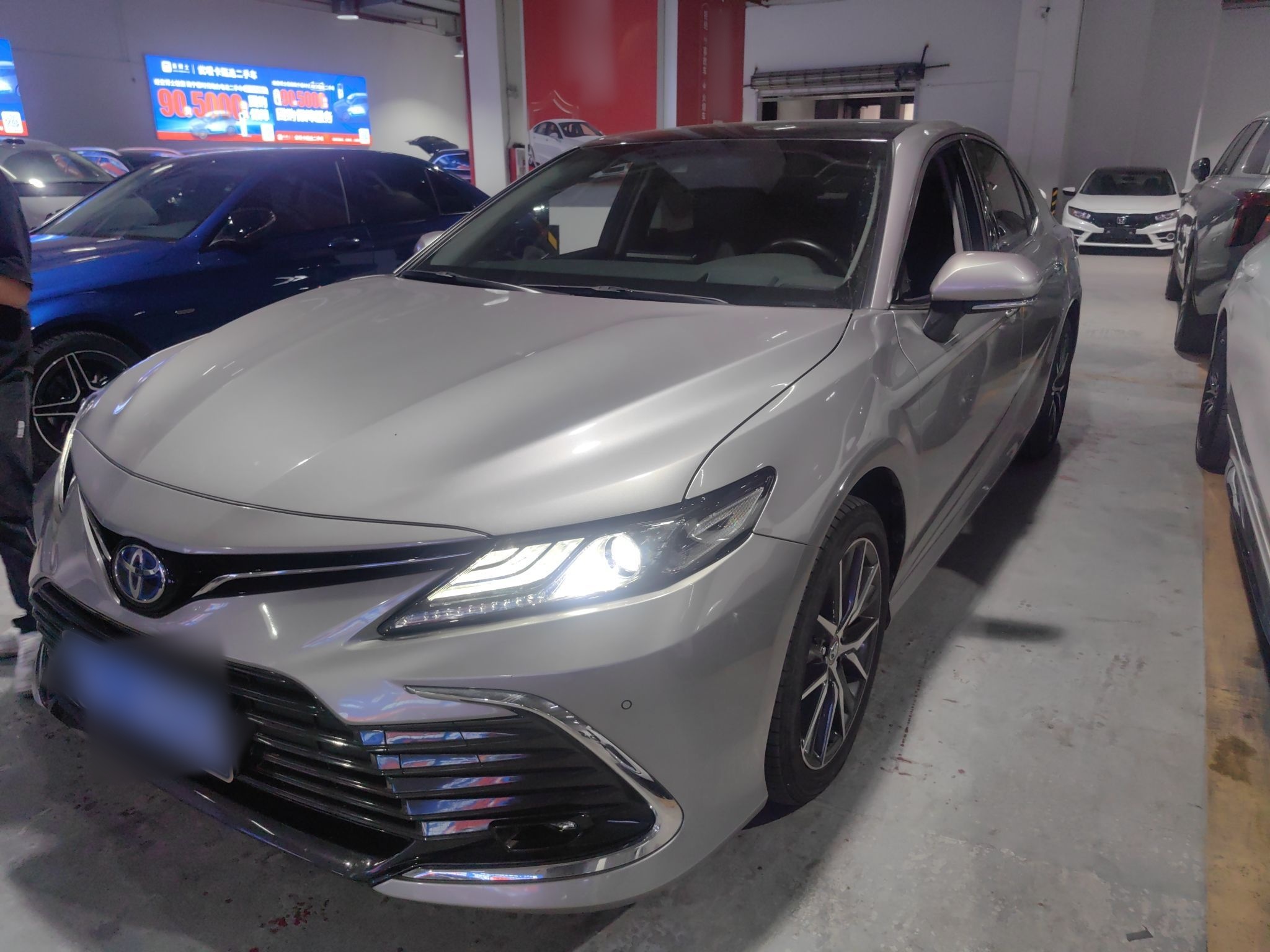 تحت مقدمة السيارة