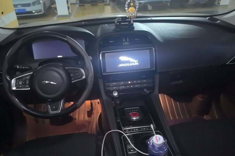 Used Jaguar F-PACE 2016 2.0T Two-Wheel-Drive R-Sport Sport Edition Center Console